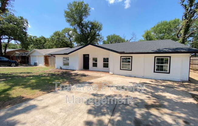 1011 N LUCAS DR