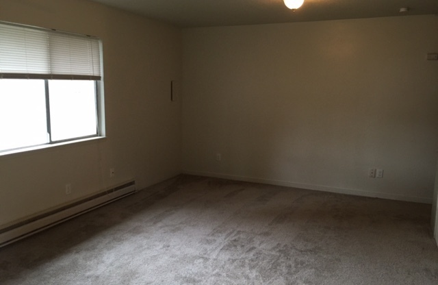 1 bed, 1 bath, 640 sqft, $1,200, Unit #42