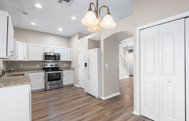 TAMPA TOWNHOME IN GATED COMMUNITY!