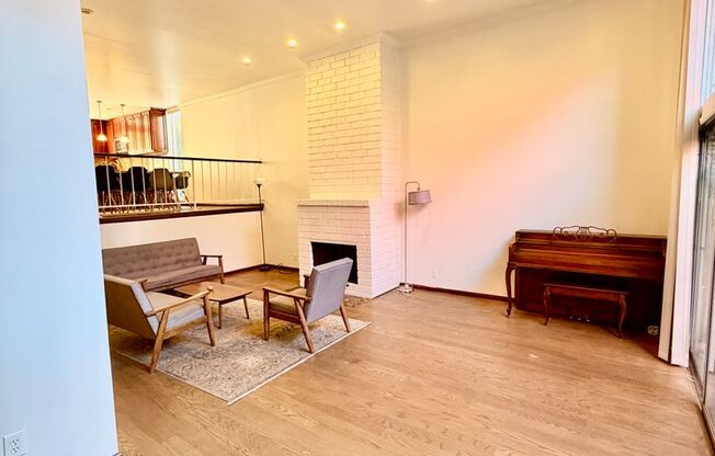 Townhome for Lease in Desirable Encino!