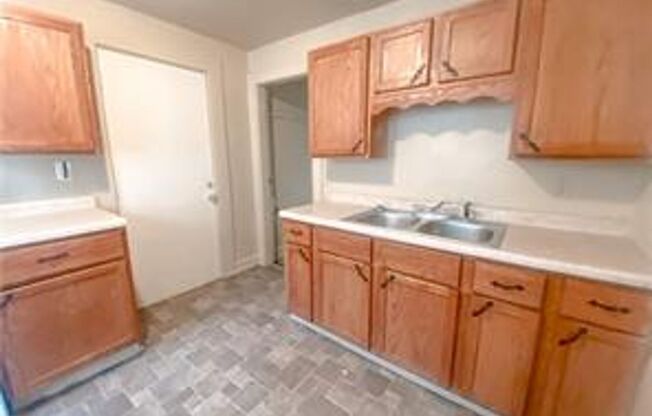 2 beds, 1 bath, $995