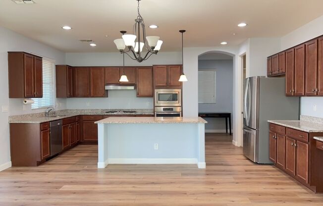 Beautiful large 5 bedroom home in cul-de-sac/extra-large backyard!