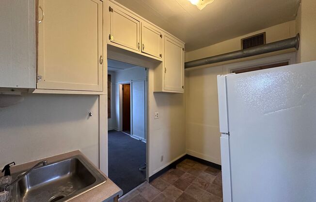 2 beds, 1 bath, $645, Unit 215