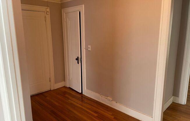2 beds, 1 bath, 962 sqft, $1,525, Unit 2L