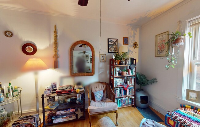 2136 W BERTEAU AVE