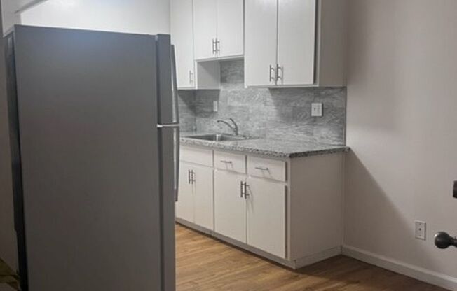 2 beds, 1 bath, $2,500, Unit 77