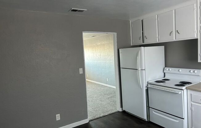 2 beds, 1 bath, 750 sqft, $1,070, Unit B02 1016 17