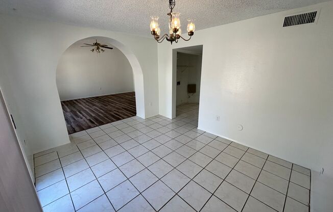 Charming 3 bed / 2.5 bath Gilbert Home with Split Floor plan & No carpet!!