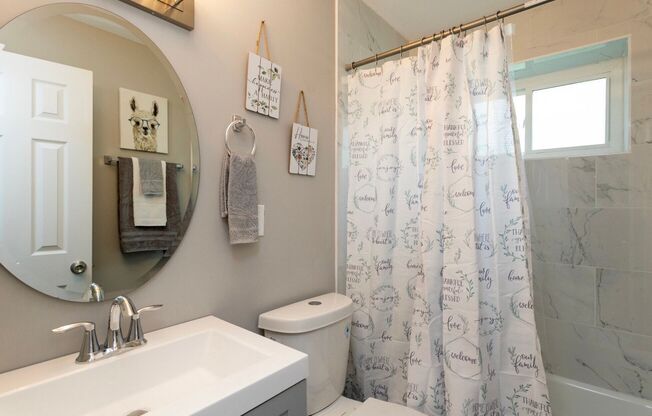1 bed, 1 bath, 750 sqft, $995, Unit 3569 Davenport St-Unit 17