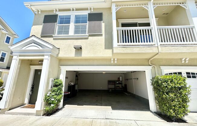 Beautiful Townhome located in desirable Irvine community!