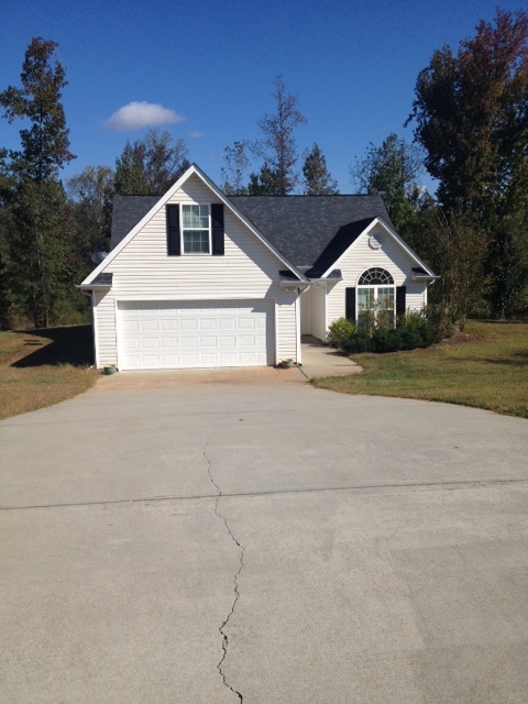 15 Farrington Ct: Beautiful, 4BD, 2BA home in quiet neighborhood for rent in Newnan! AVAILABLE NOV. 2024!