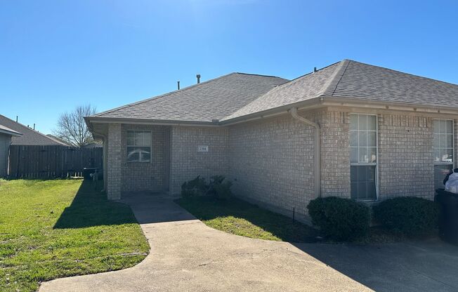 College Station - 3 Bedroom / 3 Bath duplex - Fenced in Yard.