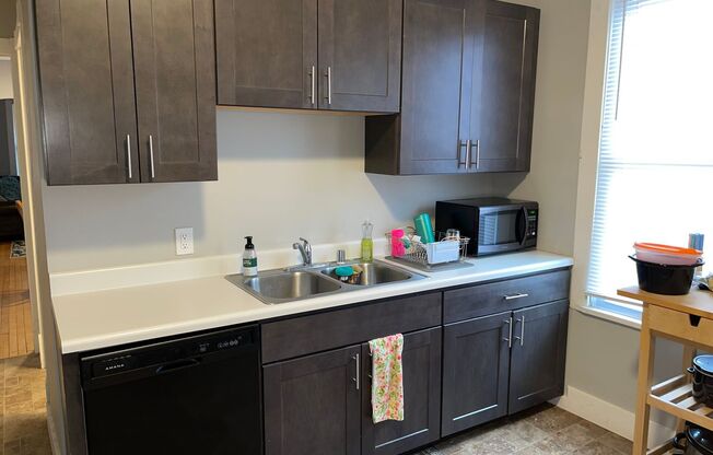 3 beds, 1 bath, $2,005, Unit 3101 Bartlett