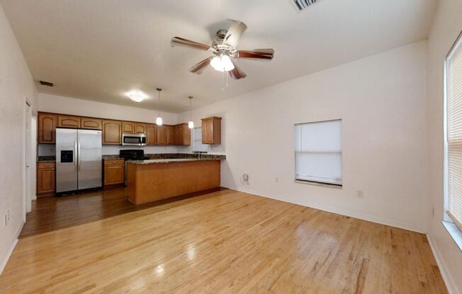 2 beds, 1 bath, $2,195, Unit UNIT B