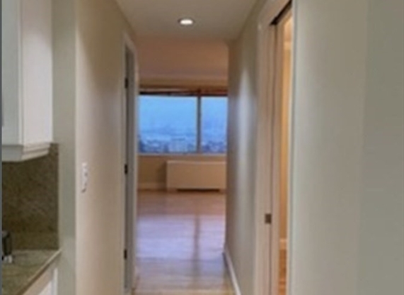 1 bed, 1 bath, 590 sqft, $3,400, Unit 19M
