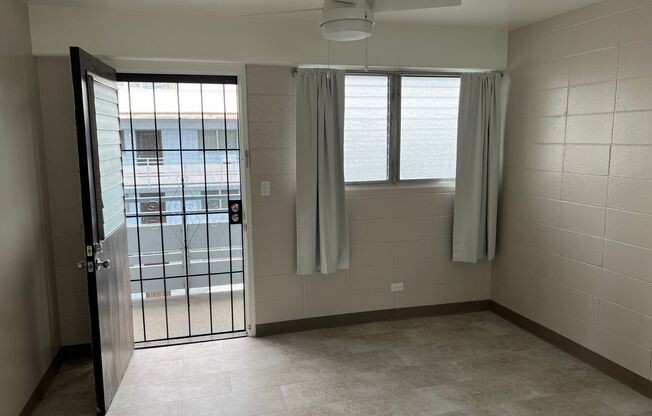 2 Bed /1 Bath /1 Parking Recently Renovated Unit in Moilili