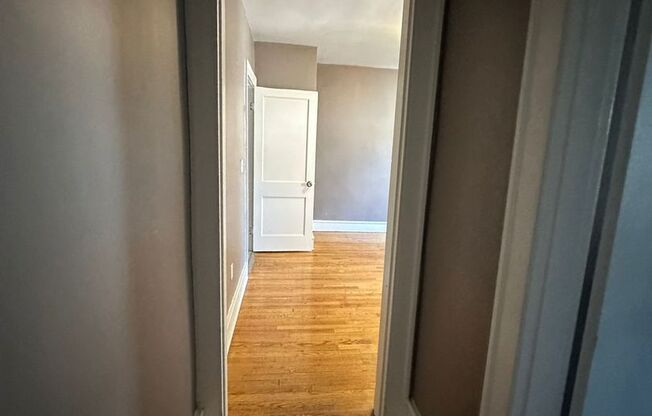 2 beds, 1 bath, $1,300, Unit 3S