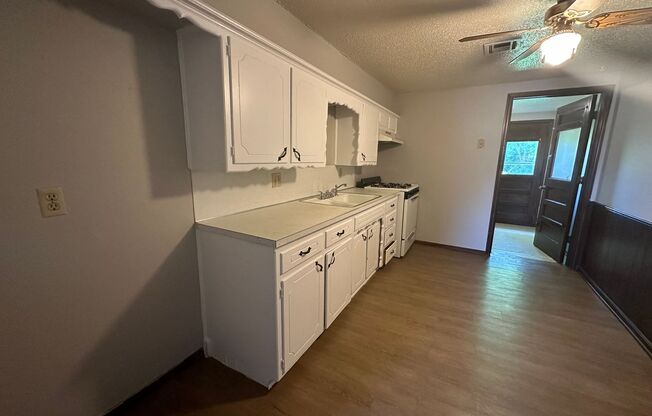 2 beds, 1 bath, $845