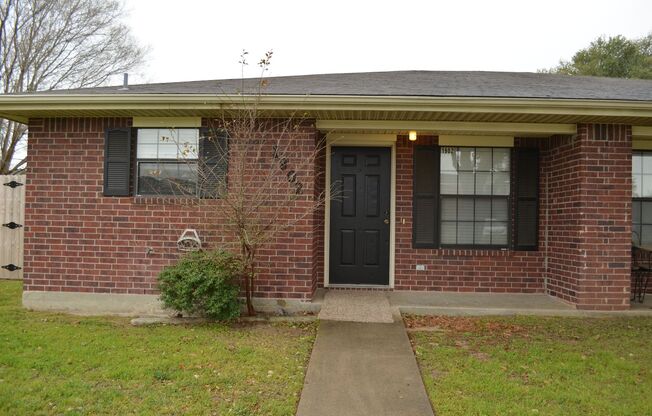 AUGUST PRE-LEASE Spacious & Affordable 3 Bedroom 2 Bathroom Duplex ON BUS ROUTE