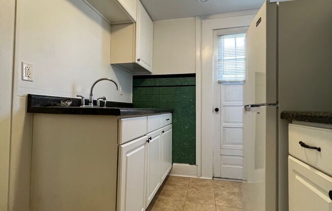 1 bed, 1 bath, $850, Unit Upper