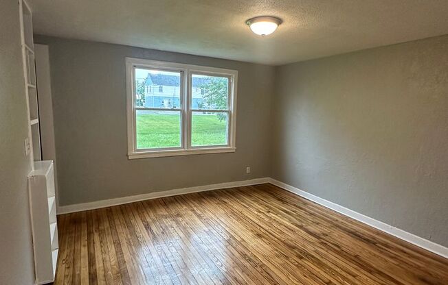 2 beds, 1 bath, $1,150, Unit 109