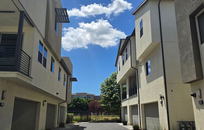 Breathtaking 4-bedroom, 3.5-bathroom townhouse in Northridge