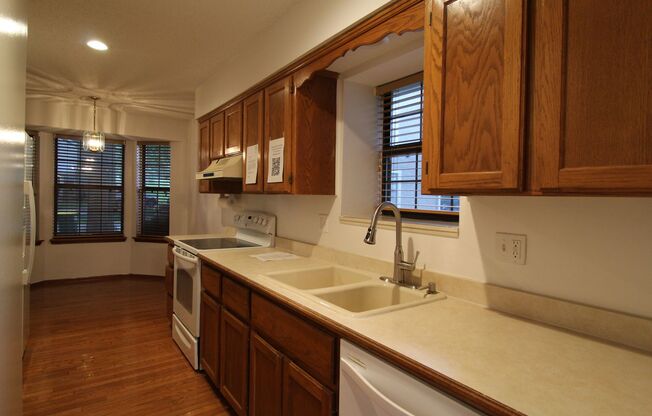 September FREE On This Beautiful 2+ Bedroom 4 Bath Townhome In Overland Park