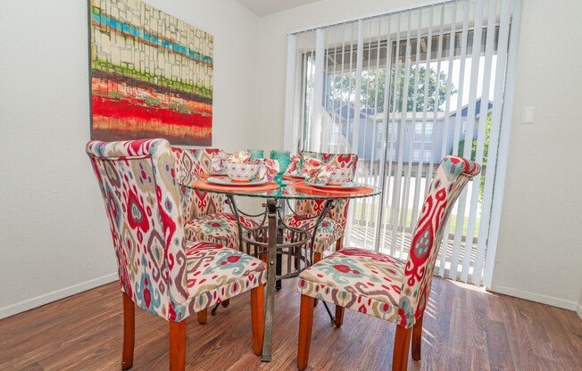 A dining room with a table and chairs at Laurel Parc apartments in Shreveport, LA.