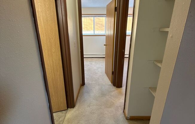 2 beds, 1 bath, $800, Unit 5