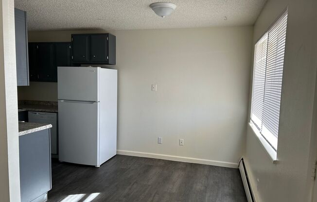 2 beds, 1 bath, $1,050, Unit 9