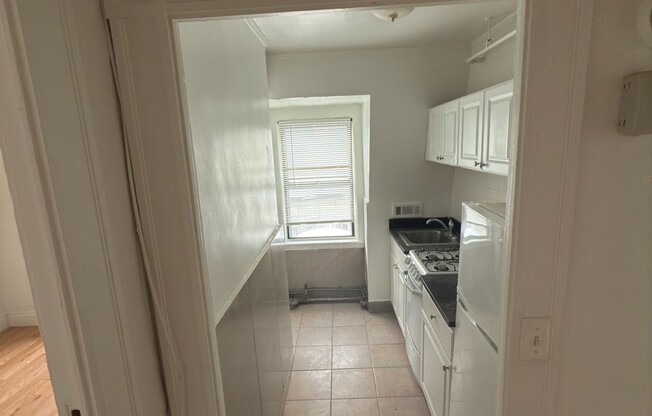 3 beds, 1 bath, 808 sqft, $5,200, Unit 820