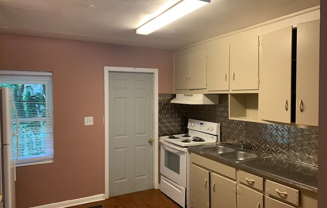 Move-in ready 1 Story Duplex located in the Greenwood Park Subdivision!