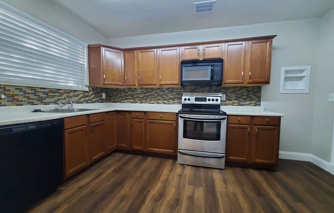 3 beds, 1 bath, $2,600