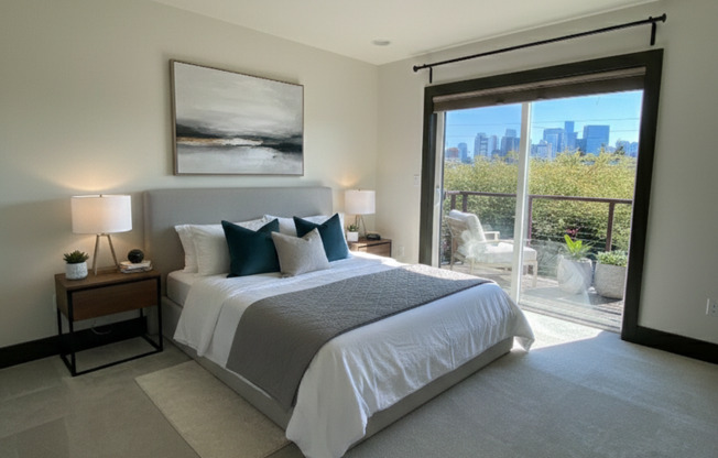 Stunning 2 Bed, 2 Bath Townhouse with Breathtaking Views! Steps away vibrant shops, restaurants, and the Seattle Center!