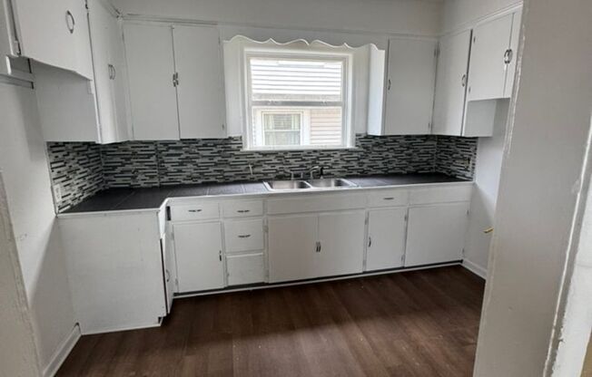 3 beds, 1 bath, $1,100