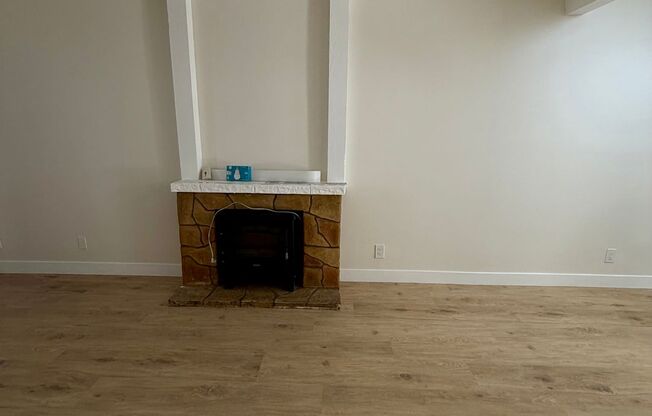 *Special $500 Off The First Months Rent* Great condo in gated community, 1 Bed, 1 Bath. Good Location.