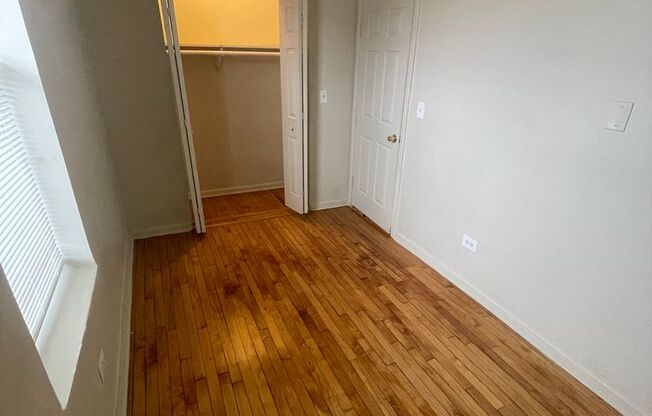 3 beds, 1 bath, $2,000, Unit 1650 # 3F