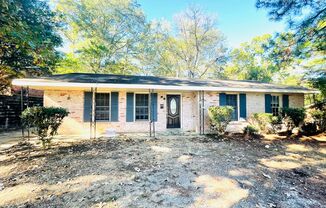 ** 3 bed 2 bath located off perry hill ** Call 334-366-9198 to schedule a self showing