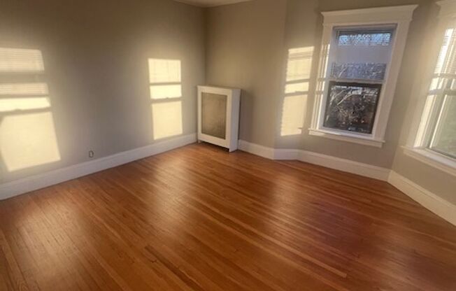 3 beds, 1 bath, $1,800, Unit 92 Woodside Unit #4L