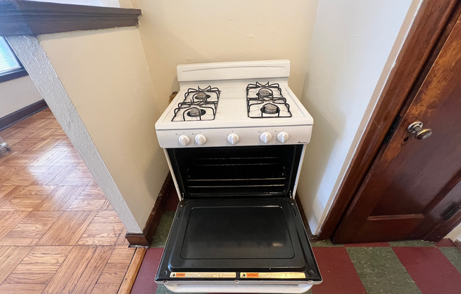 Studio, 1 bath, 400 sqft, $805, Unit 303
