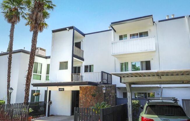 2 beds, 1 bath, 880 sqft, $1,750, Unit 242