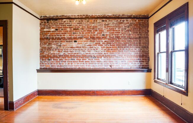 Spacious Vintage 1-Bed with Exposed Brick, Dishwasher, Clawfoot Tub