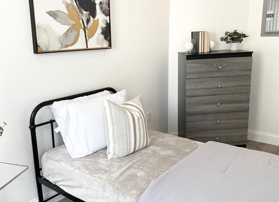 Studio, 1 bath, $895, Unit 3