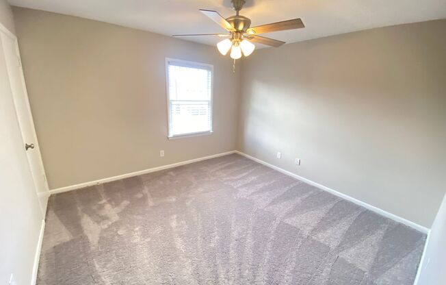 2 beds, 1.5 baths, 832 sqft, $1,100, Unit 827 Oakwood Villa