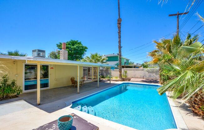 SPARKLING POOL! 4 BEDROOM