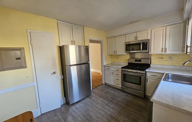 2 beds, 1 bath, 670 sqft, $2,200, Unit 50