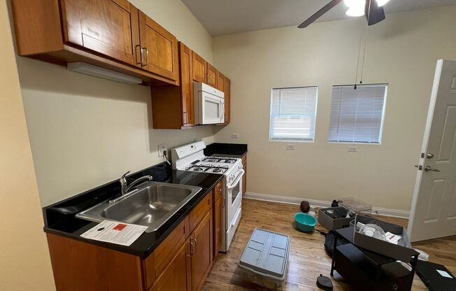 Charming 2BR Apartment Unit in Chicago