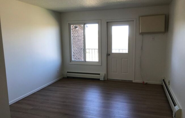 2 beds, 1 bath, $1,050, Unit #7