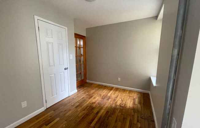 3 beds, 1 bath, $4,800, Unit 5