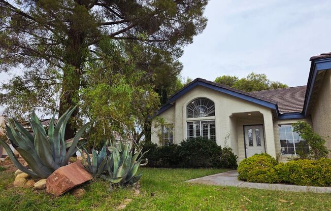 Single Story Home w/Pool in The Lakes!